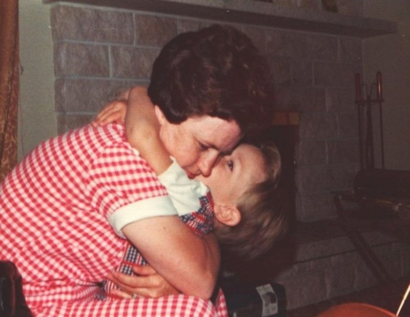 "Mama grli mene, svoje jedino dijete, koje je posvojila kao bebu"