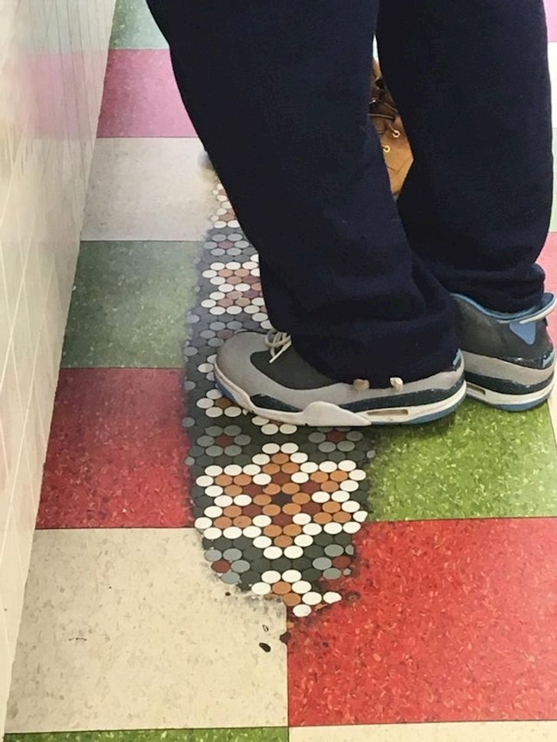 Mjesto gdje se obavlja naplata u jednom lokalnom restoranu toliko se istrošilo da su izvirile stare pločice