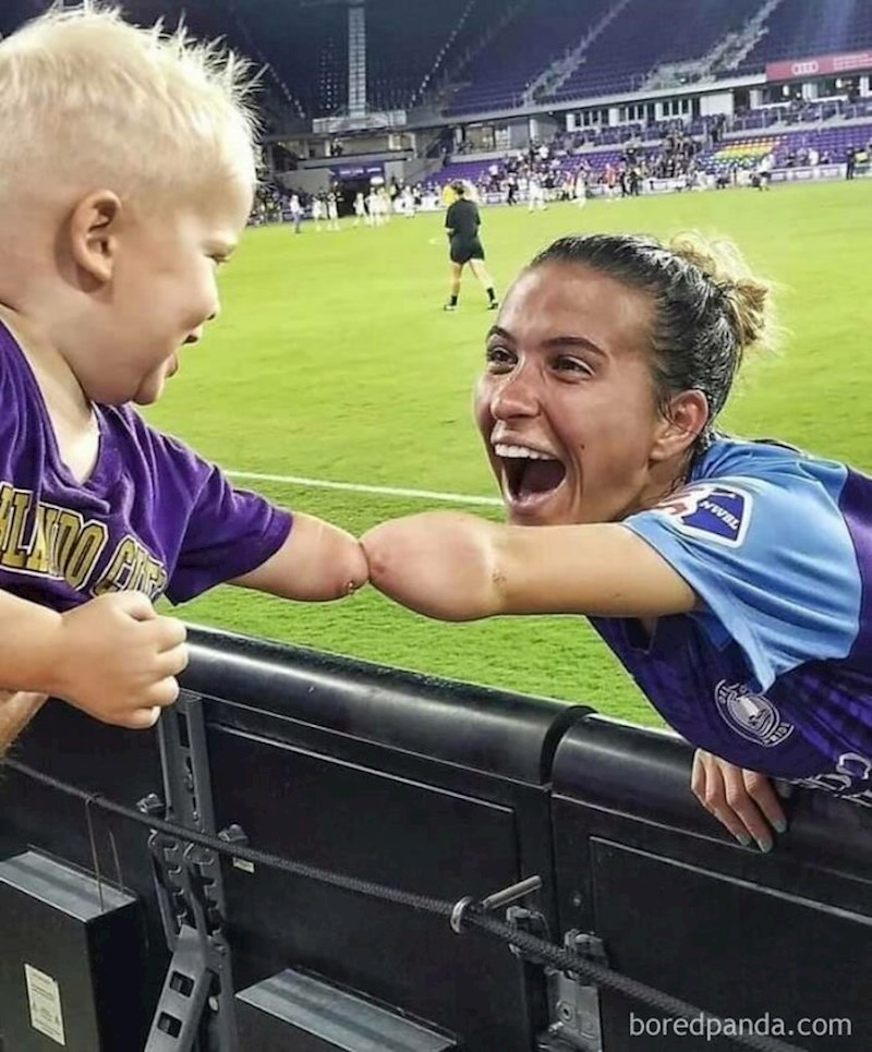 1. Teško je opisati sreću kod ovog dječaka zbog susreta sa sportašicom koja je posebna kao i on!