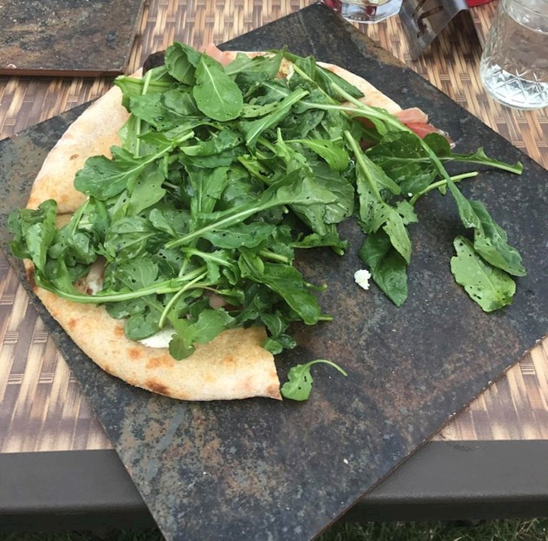 4. Ova pizza je poslužena na PLOČICI!