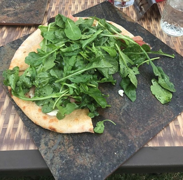 4. Ova pizza je poslužena na PLOČICI!