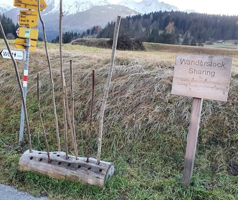"Na početku moje omiljene pješačke staze dijele se štapovi za hodanje"