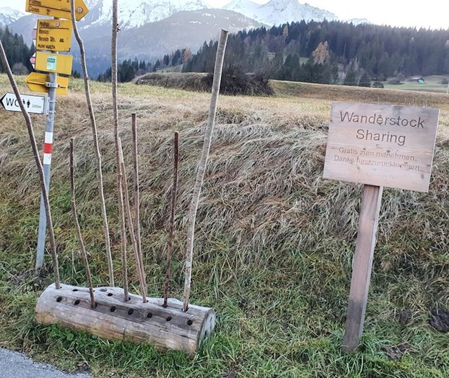 "Na početku moje omiljene pješačke staze dijele se štapovi za hodanje"