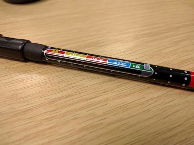 Kemijska olovka na kojoj je vidljiva razina tinte u njoj