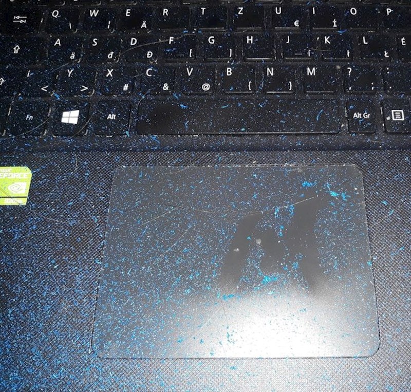 "Što je najgore što se može dogoditi ako obojam kosu iznad laptopa" pomislila je.