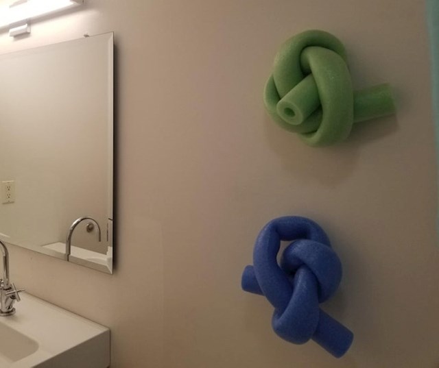 "Ovo su dekoracije na zidu WC-a"