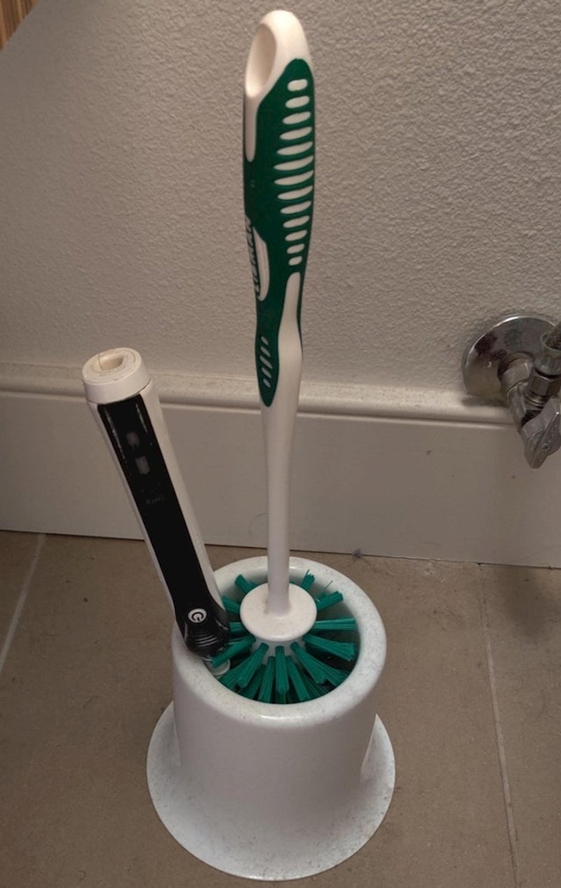 "Bilo mi je čudno što nisam čuo udarac električne četkice o pod"