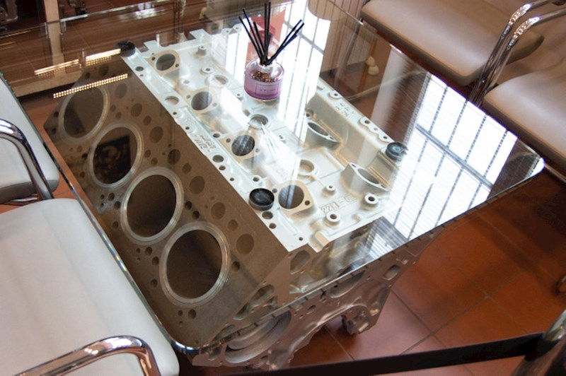 U muzeju traktora postoji stol napravljen na motoru traktora!