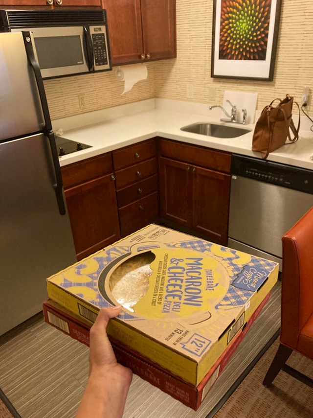 Kupio sam smrznute pizze za večeru. Onda sam shvatio da moj Airbnb nema pećnicu...