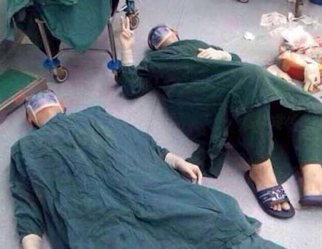 Dva kirurga odmaraju nakon što su svom pacijentu uklonili kancerogen tumor na mozgu