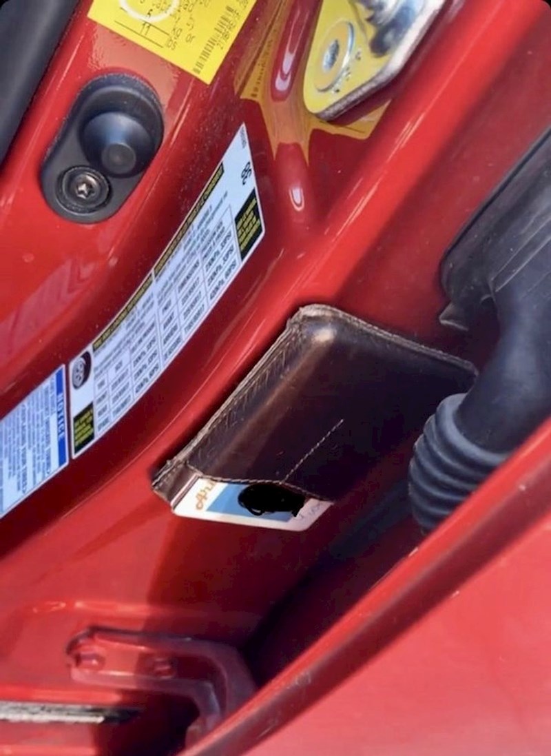 "Našao sam izgubljeni novčanik na najneobičnijem mjestu u autu. Magnet je privukao kovanice"