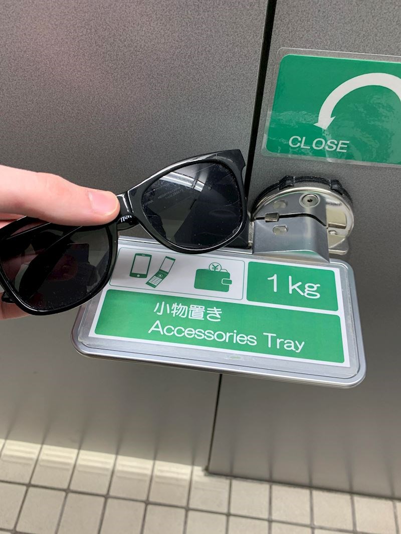 Polica pomoću koje zaključavate vrata zahoda, služi i za odlaganje manjih predmeta