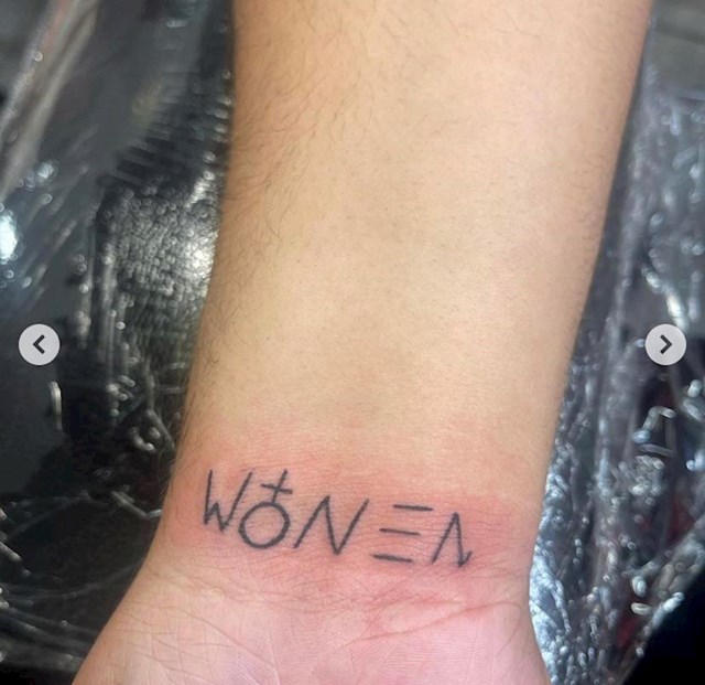 Trebalo je biti napisano tako da se s jedne strane može pročitati "women", a s druge "venom". Pokušaj nije uspio
