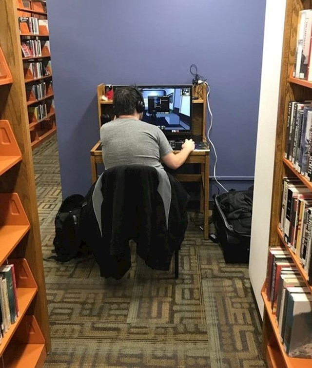 Tip je u nekoliko torbi donio cijelo računalo u gradsku knjižnicu i sad igra video igrice!