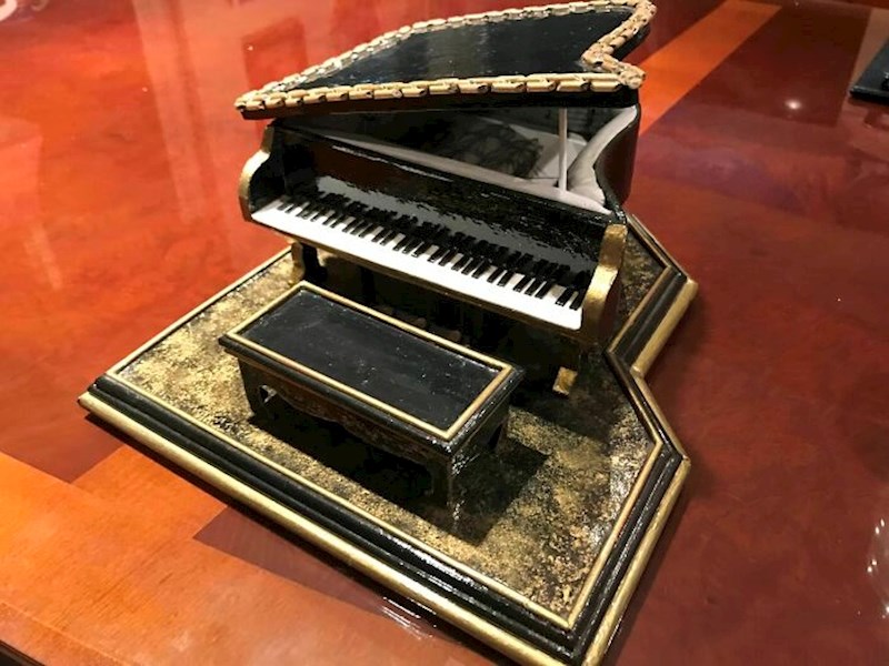 Napravljeno od papira, kartona, boje, pokrivača i voska