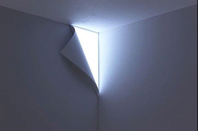 Lampa koja izgleda kao da sunce viri iza zida 😊