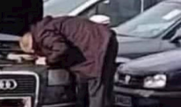 Tip je popravljao auto, a zbog onoga čime je pričvrstio haubu postao je viralni hit; morate vidjeti