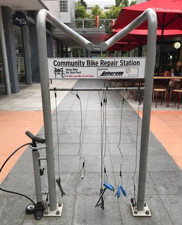 Na više mjesta u gradu Brisbaneu postoji oprema za popravak bicikla