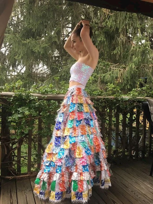 Maturalna haljina napravljena od omota slatkiša