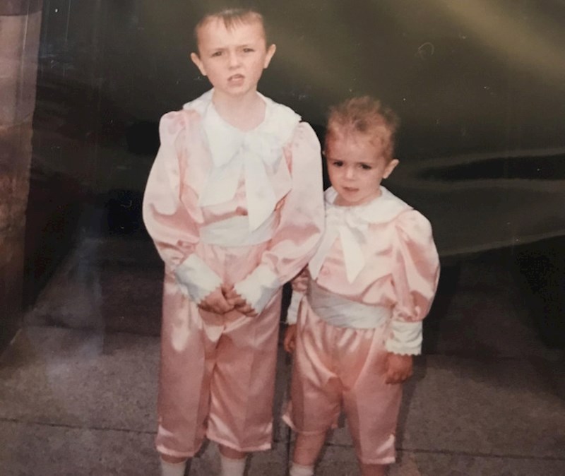 Brat i ja se uvijek smijemo ovoj slici. Mama je dala sašiti ove kreacije za neko vjenčanje i bila je ponosna kada su bile gotove. Očito je htjela curice...