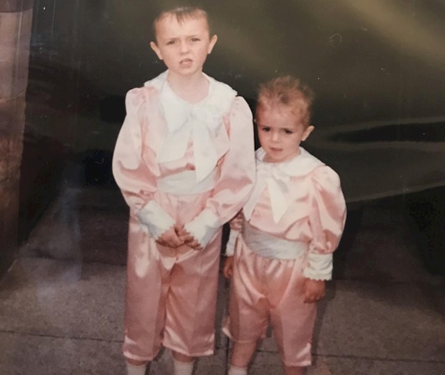 Brat i ja se uvijek smijemo ovoj slici. Mama je dala sašiti ove kreacije za neko vjenčanje i bila je ponosna kada su bile gotove. Očito je htjela curice...