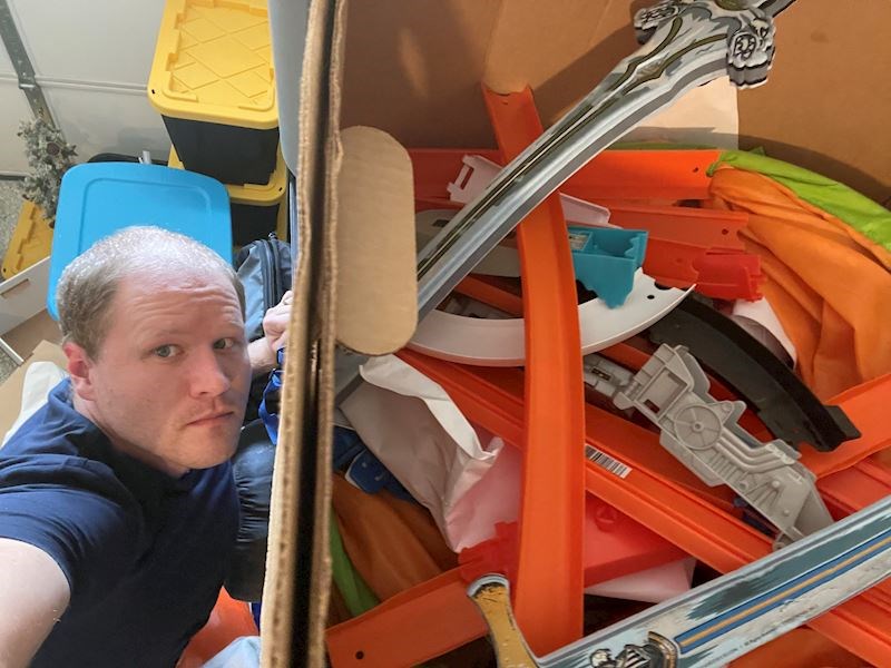 Upotrijebite selfie štap da vidite što se nalazi u kutijama na najvišim policama