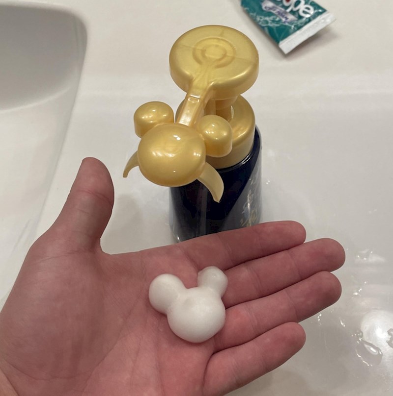 Sapun se sa svakim potiskom oblikuje u Mickey Mousea