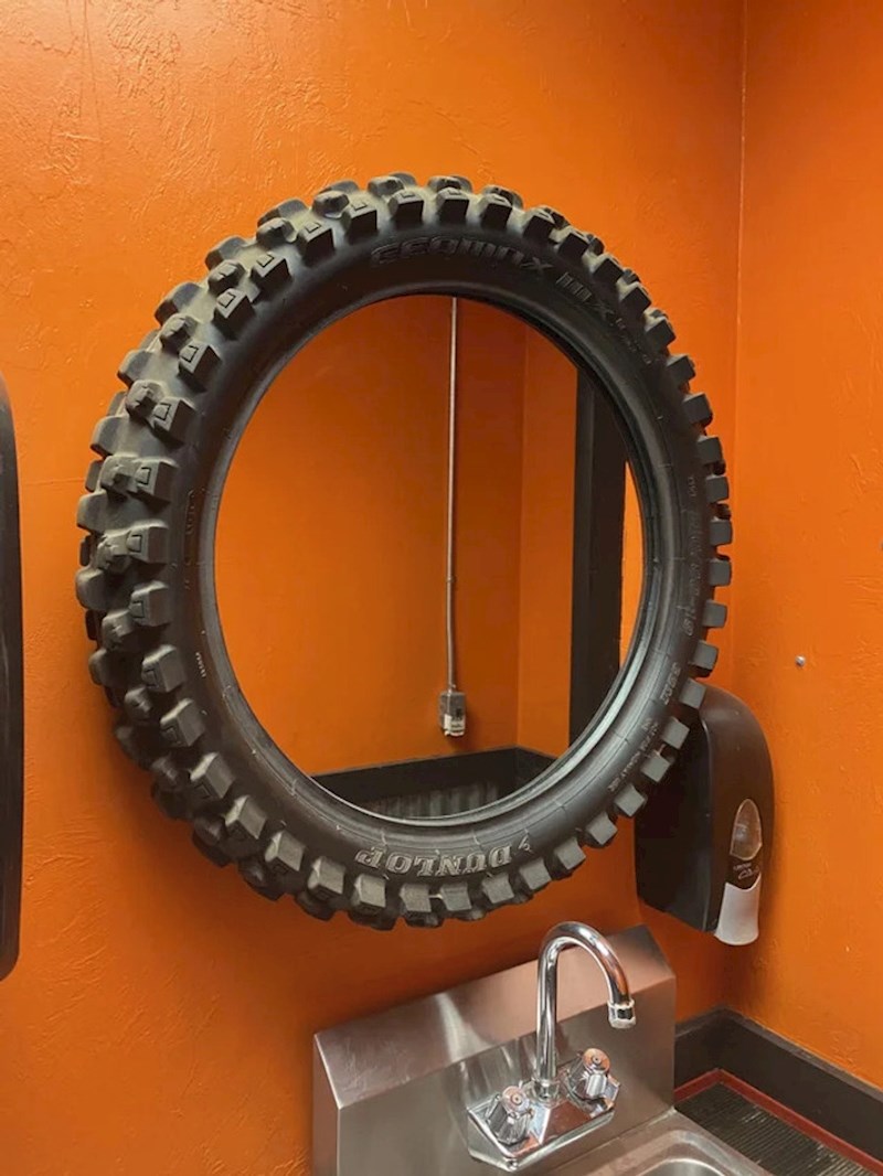 Okvir ogledala u autosalonu!