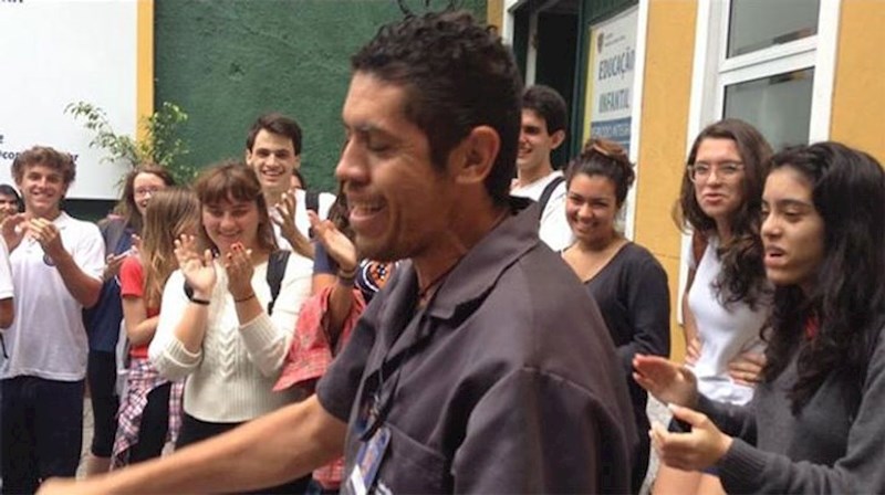 3. Učenici jedne škole znali su da je njihov omiljeni domar veliki fan RHCP-a, ali i da ne može priuštiti kartu za koncert u njihovom gradu. Organizirali su se i skupili dovoljan iznos novca, te su ganuli omiljenog domara do suza