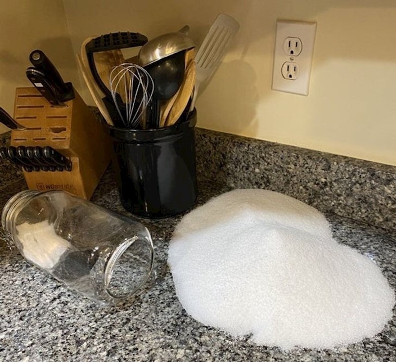 Kome se uopće dogodi da se odvoji dno posude sa šećerom?