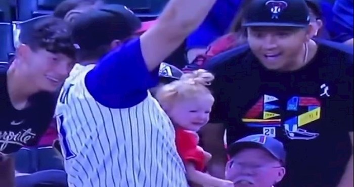 VIDEO Bejzbol lopta je letjela prema tipu koji je u rukama držao dijete i pivo; nastao je kaos!