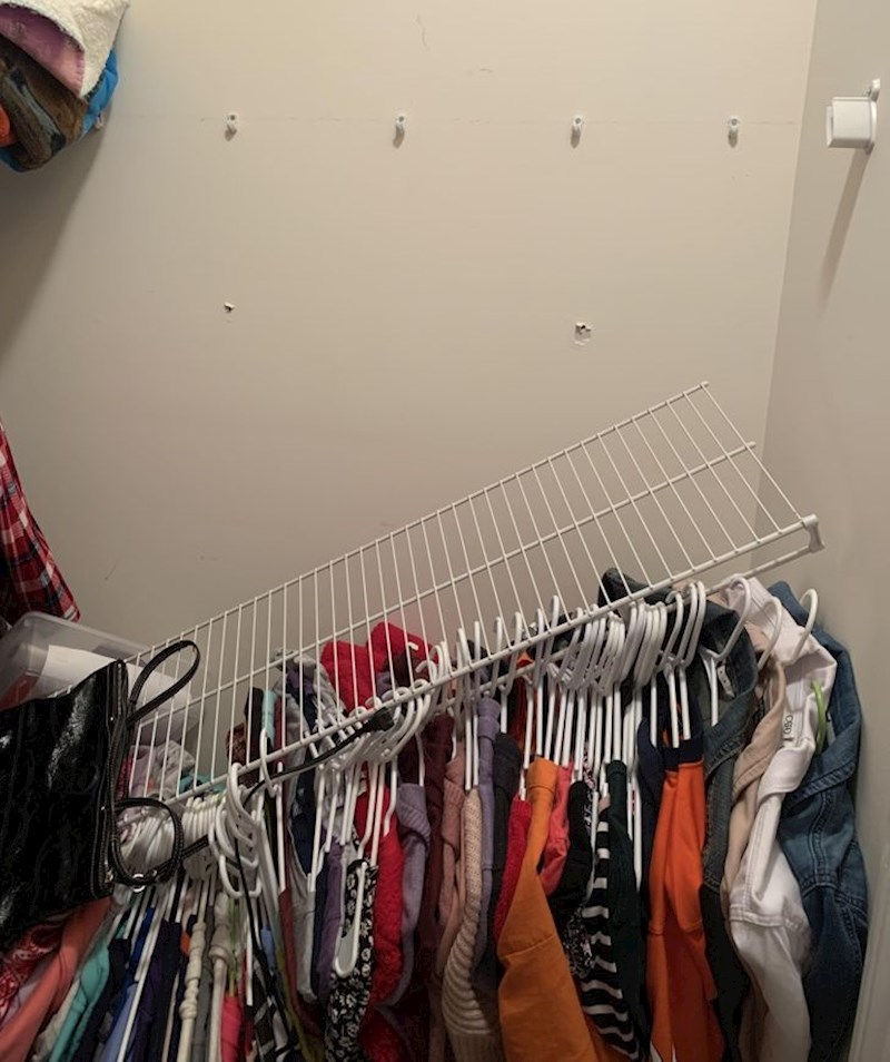 "Šipka s vješalicama je odlučila puknuti u sred noći i napraviti ogromnu buku"