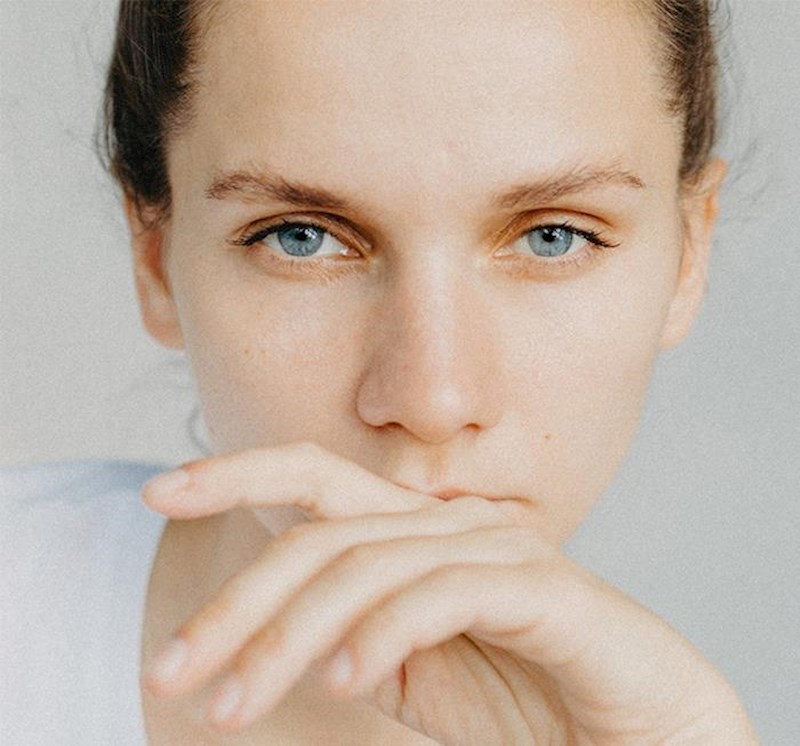 Oči imaju svoj vlastiti imunološki sustav koji radi neovisno o imunitetu ostatka tijela. Kada bi se dogodilo da imunološki sustav organizma "pronađe" oči, prepoznao bi ih kao strano tijelo i napao, što bi u većini slučajeva dovelo do osljepljenja.