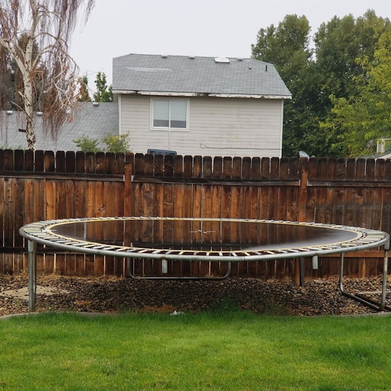 Voda u trampolinu učinila je da izgleda kao da je nevidljiv!