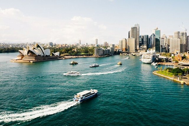 Australija je šira od Mjeseca.