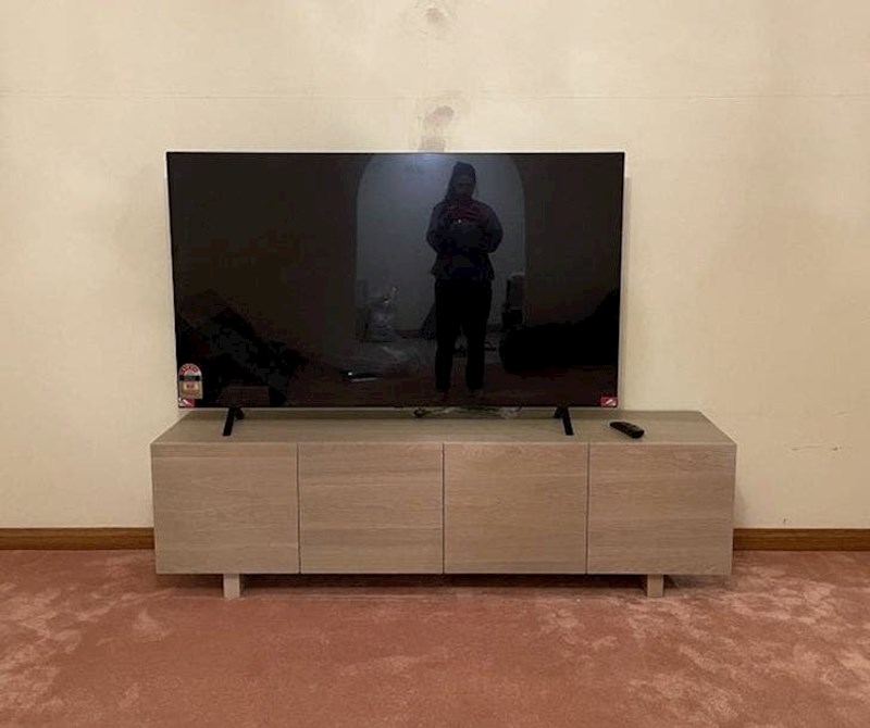 Zašto je problem pomaknuti TV na sredinu? Zašto? Kako noću spava ovo čudovište?