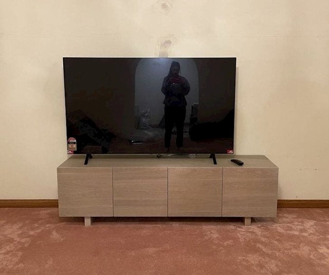 Zašto je problem pomaknuti TV na sredinu? Zašto? Kako noću spava ovo čudovište?