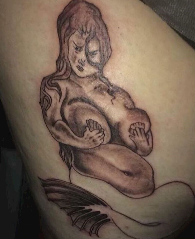 16. Sirena koja je, izgleda, dotakla dno života...