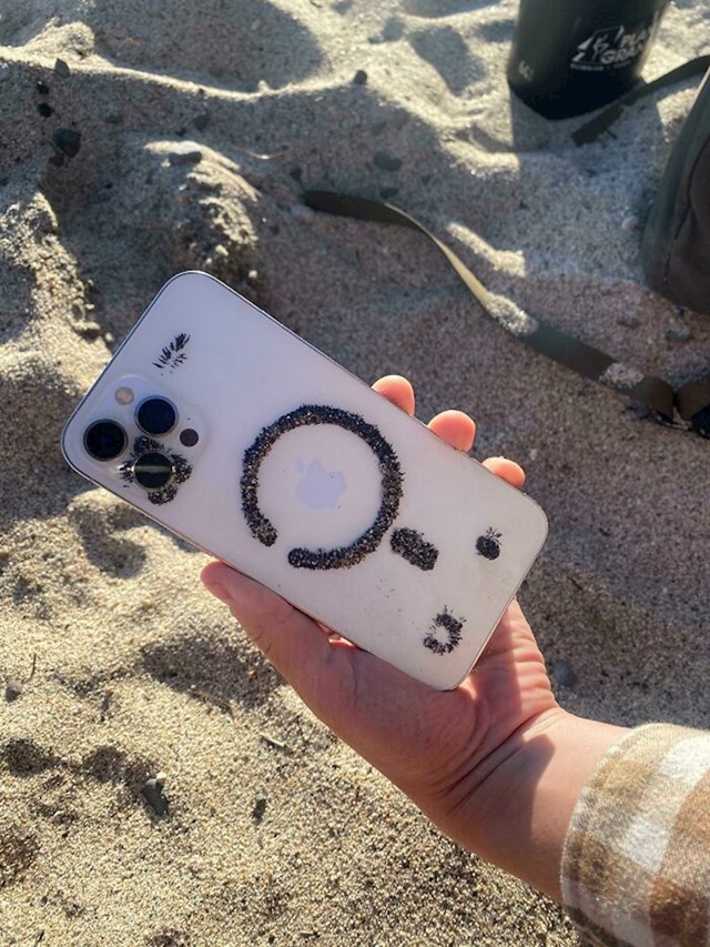 Mobitel ima magnetska svojstva, te je izdvojio metal iz pijeska