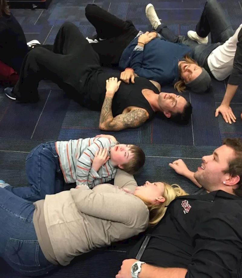 Dječak je počeo hiperventilirati kada je ugledao najdraži bend. Majka ga je polegla jer ga ta poza smiruje, spustila se kraj njega, a članovi benda su slijedili njen primjer