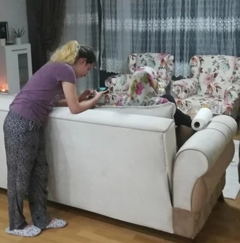 Hint: na kauču je osoba