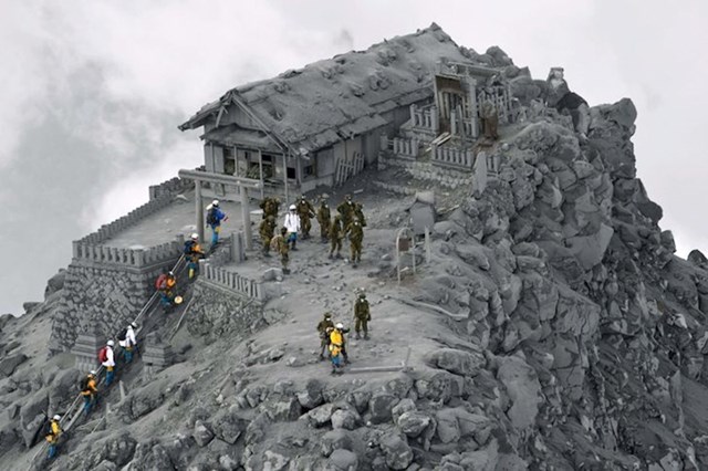 Hram prekriven pepelom nakon erupcije vulkana Ontake u Japanu
