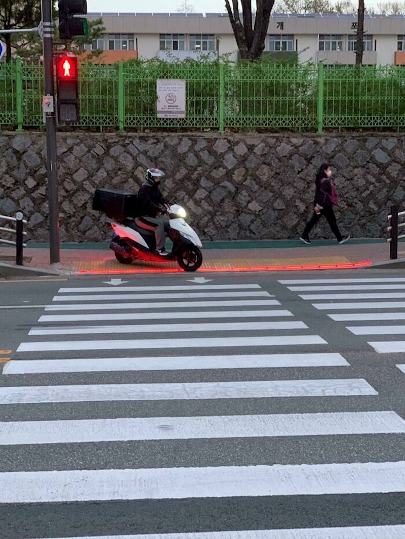 Na semaforima ćete vidjeti svjetlo na podu. Mnogi pješaci gledaju u mobitel dok čekaju zeleno svjetlo, a ovako će ga lakše i brže uočiti