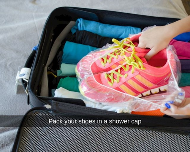 Kada pakirate obuću, stavite je u kapu za tuširanje koju ćete naći u svakoj hotelsko sobi