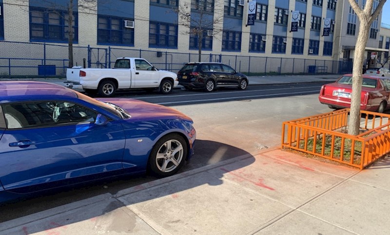 Netko je sprejom bojao ogradu, a vjetar je sve otpuhao tipu na auto...