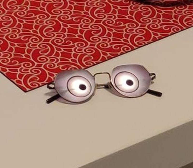 7. Odraz lustera u naočalama