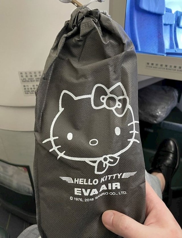 Hello kitty papuče koje dijele u jednom avionu prilikom dugog leta
