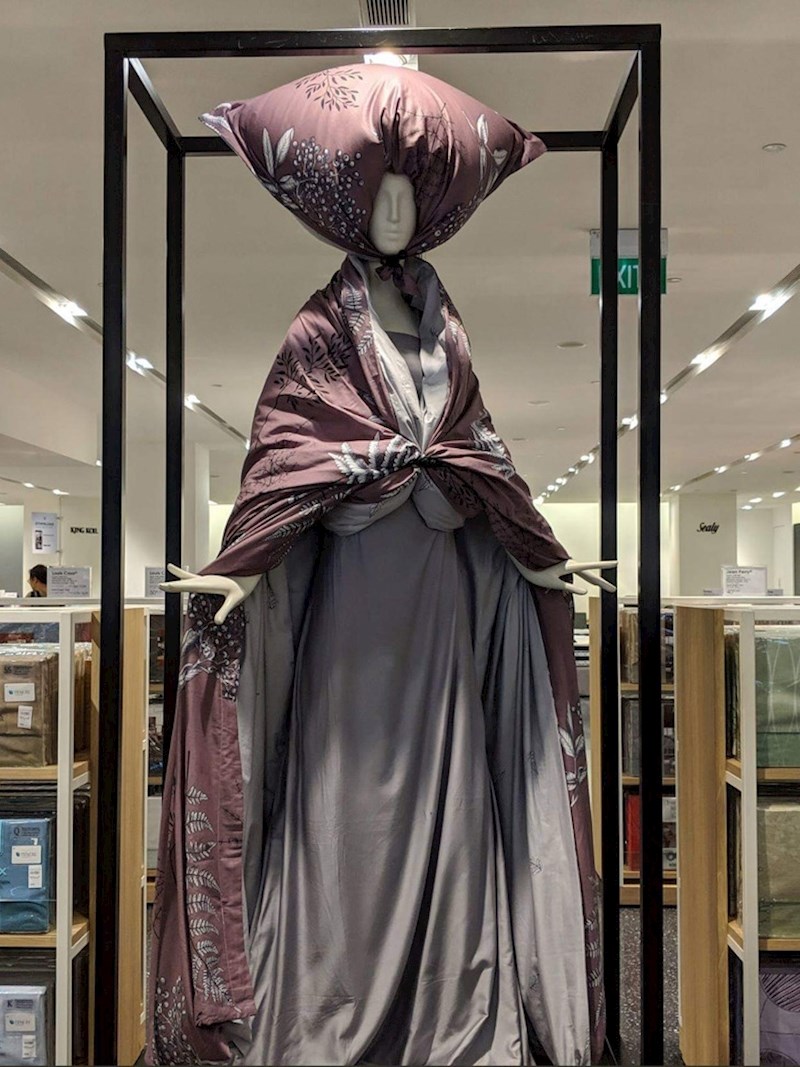 4. Bio je manje prometan dan na poslu, pa se prodavačica zaigrala s posteljinom