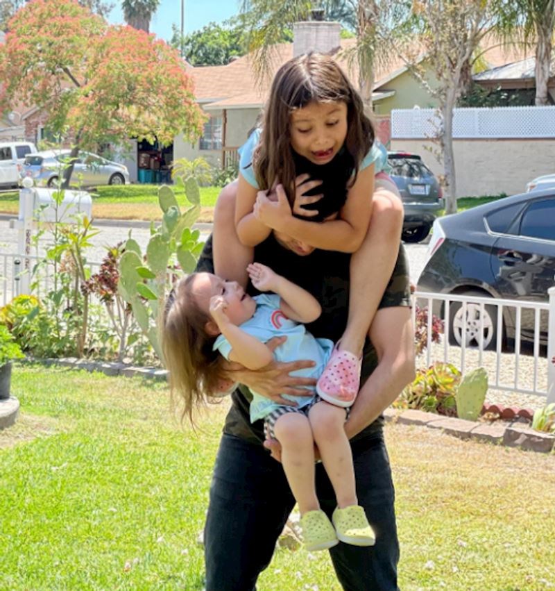 Netko mi je nedavno osvijestio da će začas proći vrijeme i one će odrasti. Od tada ih češće ovako nosim jer to naprosto obožavaju!