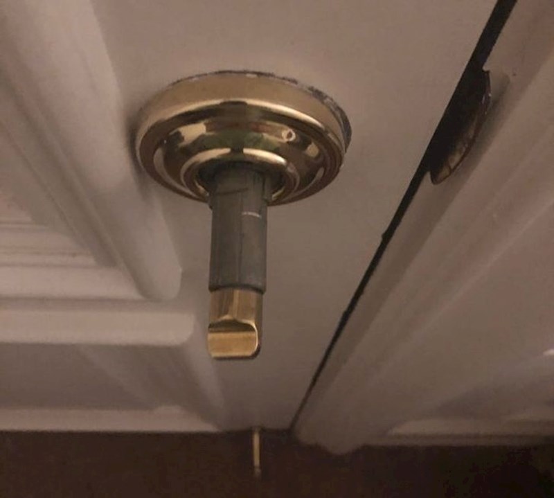 3 su sata ujutro, svi ukućani spavaju, a ovaj tip ne može izaći iz sobe